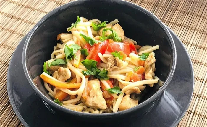 Удон с курицей и овощами — азиатская лапша за полчаса