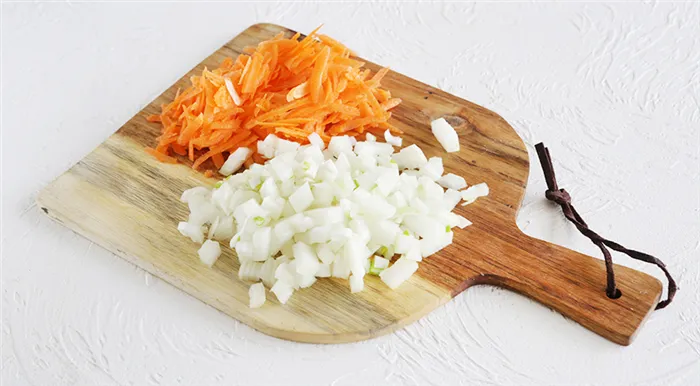 Тушеная капуста с колбасой на сковороде, подготовка моркови