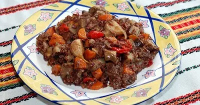 Красный рис с грибами и овощами