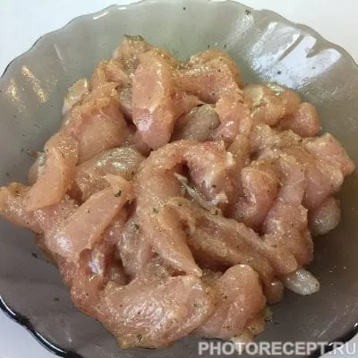 Фото рецепта - Куриное филе со стручковой фасолью в сметанном соусе - шаг 1