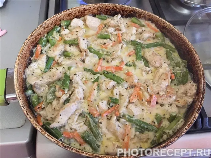 Фото рецепта - Куриное филе со стручковой фасолью в сметанном соусе - шаг 5
