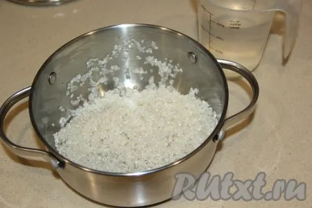Для начала следует сварить рис, для этого прежде всего 50 грамм риса для суши нужно хорошо промыть, дать стечь лишней жидкости. Выложить рис в кастрюлю, залить 100 мл холодной воды, оставить на 30 минут. Рис за это время побелеет. После этого поставить кастрюлю на огонь, когда вода закипит, убавив огонь до минимума, варить рис под закрытой крышкой минут 15-20 (до полного испарения воды). Перемешивать рис во время варки не нужно. Готовый рис остудить.