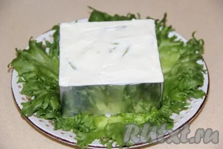 Поверх авокадо сделать ещё один слой творожного сыра и слегка утрамбовать салат. 
