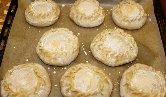 Заготовки татарских пирожков на противне с пекарской бумагой
