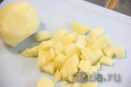Картофель очистить и нарезать средними кубиками. Если капуста зимнего сорта, то добавлять её нужно вместе с картофелем, а если использовать молодую капусту, то добавлять после того, как картофель будет практически готов.