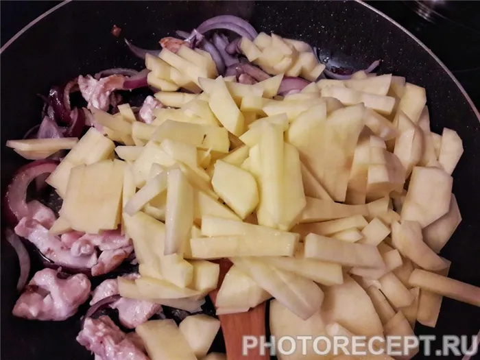 Фото рецепта - Жареная картошка с курицей и грибами - шаг 6