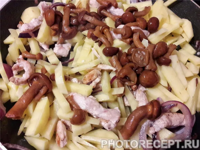 Фото рецепта - Жареная картошка с курицей и грибами - шаг 7