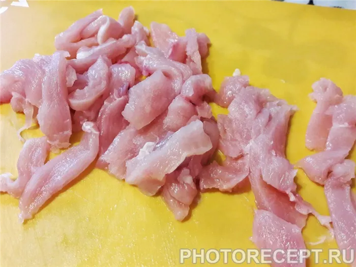 Фото рецепта - Жареная картошка с курицей и грибами - шаг 3
