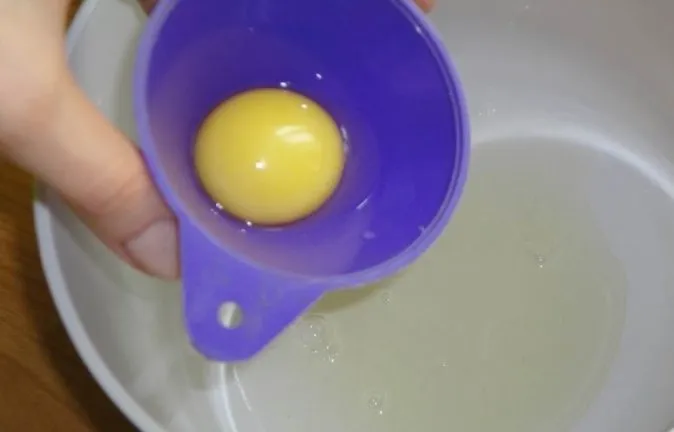 Один из способов отделить желтки с яиц: леечка