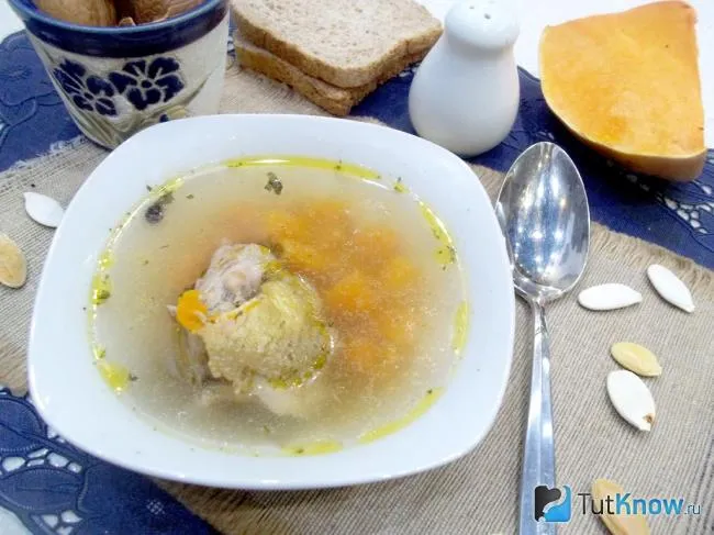 Готовый куриный суп с тыквой и картофелем