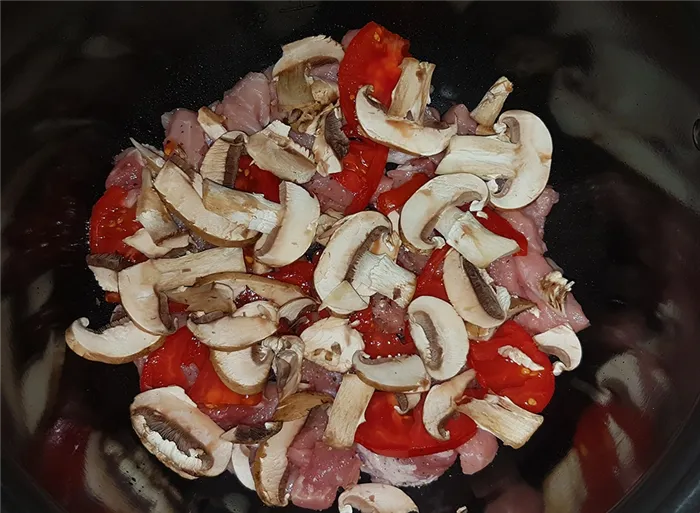 Фото рецепта - Свинина под сырно-грибной шубкой в мультиварке - шаг 8