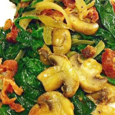 Салат из шпината с грибами и беконом - рецепт с фото
