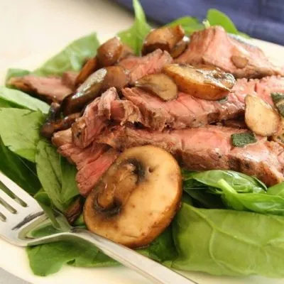 Теплый салат из шпината с мясом и шампиньонами - рецепт с фото