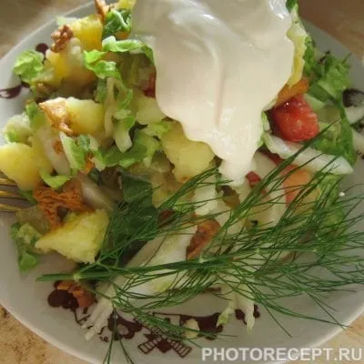 Тёплый салат с лисичками - рецепт с фото