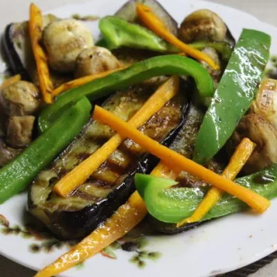 Теплый салат с баклажанами, грибами и перцем - рецепт с фото