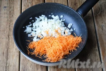 Морковь и лук очистить, морковь натереть на средней или крупной тёрке, лук мелко нарезать. 