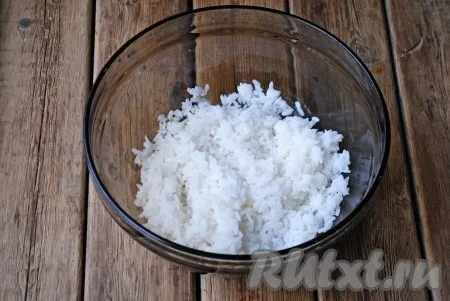 Переложить рис в глубокую миску, пусть остывает. 