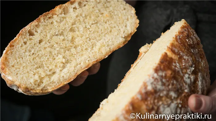 Домашний сырный хлеб без замеса в разрезе