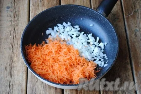 Очищенный лук нарезать кубиками, очищенную морковь натереть на крупной тёрке, выложить на сковороду с растительным маслом. 