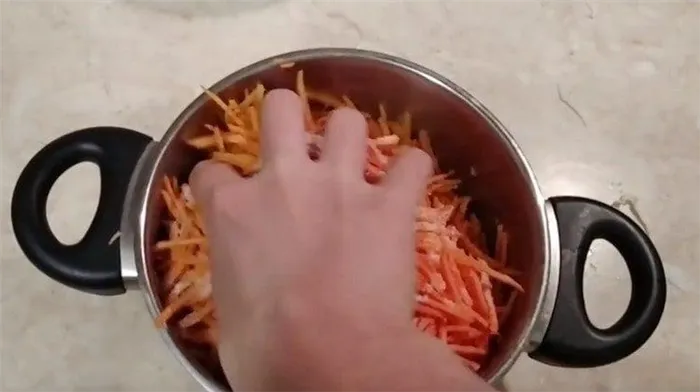 Разминаем морковь с добавлением соли.