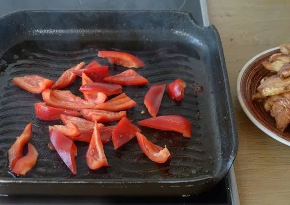 Теплый салат с курицей сладким перцем и помидорами кулинарные рецепты