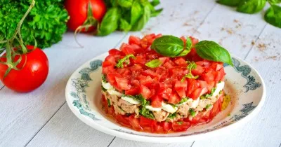 Итальянский салат с тунцом и помидорами