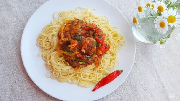 Спагетти с мясными фрикадельками в овощном соусе