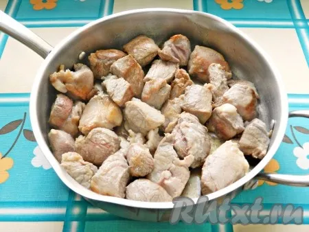 Свинину вымыть, обсушить, нарезать средними кусочками. В сковороде разогреть растительное масло и обжарить мясо до легкой золотистой корочки. 
