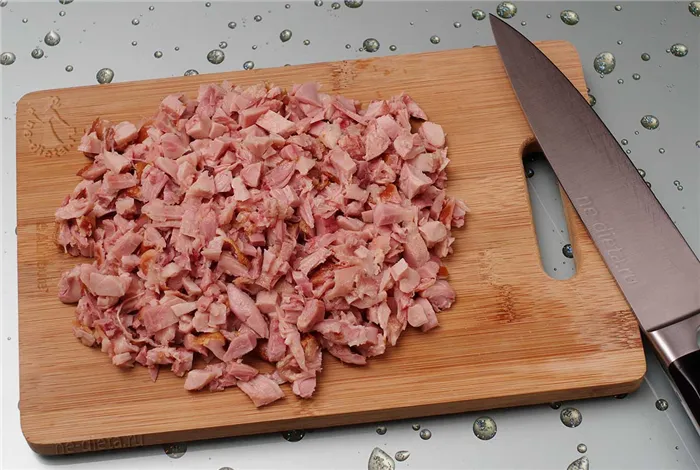 Копченое куриное мясо нарезать