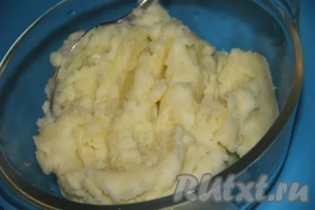 Приготовить начинку: картофель почистить, нарезать, залить водой и сварить в подсоленной воде до готовности. Затем готовый картофель размять толкушкой. В картошку добавить яйцо и хорошо перемешать. Начинка для ватрушек готова.