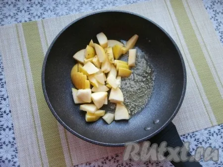 Крупное яблоко очистить от семян, нарезать кусочками, выложить в разогретую со сливочным маслом сковороду.