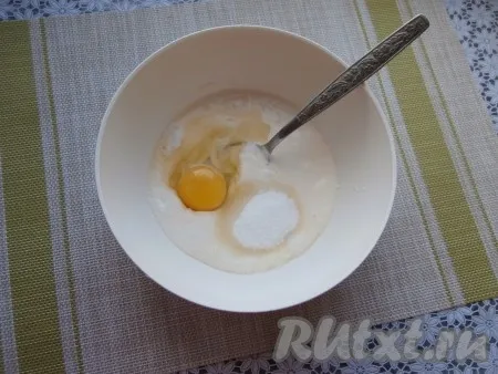 Кефир влить в достаточно объёмную миску, добавить яйцо, всыпать 2 столовые ложки сахара и щепотку соли.