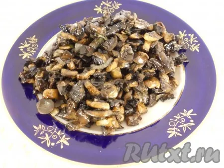 Для приготовления начинки мелко нарезать грибы и обжарить их на растительном масле вместе с мелко нарезанным репчатым луком. Посолить и поперчить по вкусу. Остудить. 