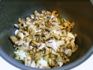 Тушеная картошка с грибами в мультиварке - фото шаг 3