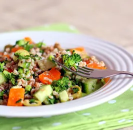 Салат из гречки с овощами