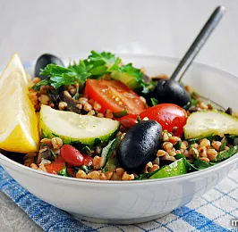 Салат с гречкой, свежими овощами, фасолью, маслинами и петрушкой