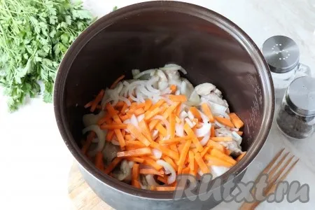 Тем временем очистить овощи. Лук нарезать полукольцами, а морковь - брусочками. Добавить нарезанные овощи в чашу с кусочками курицы и жарить 5 минут, помешивая. 