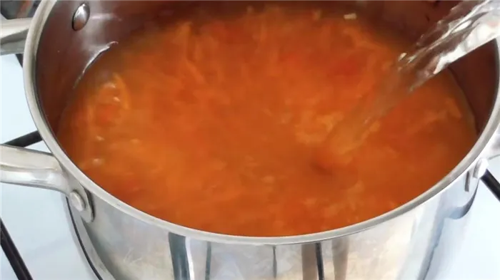 Чечевичный суп в кастрюле