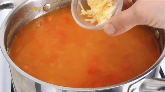 Готовый суп из красной чечевицы