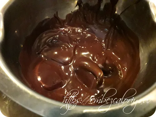 Горький шоколад топим на водяной бане