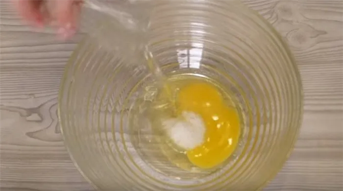 К яйцу добавляем соль и растительное масло.