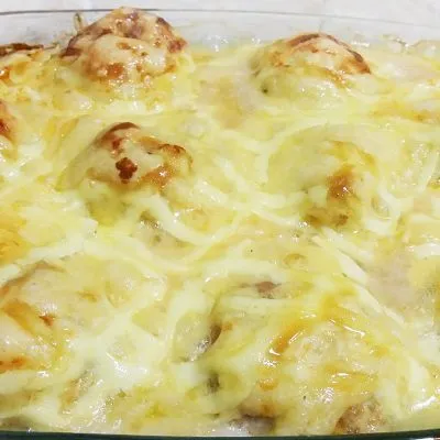 Запеканка из картофельного пюре и тефтелей из индейки под сыром - рецепт с фото