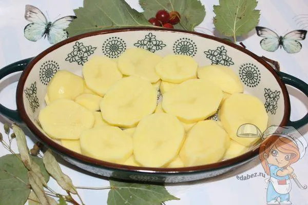 Выкладываем слой картофеля
