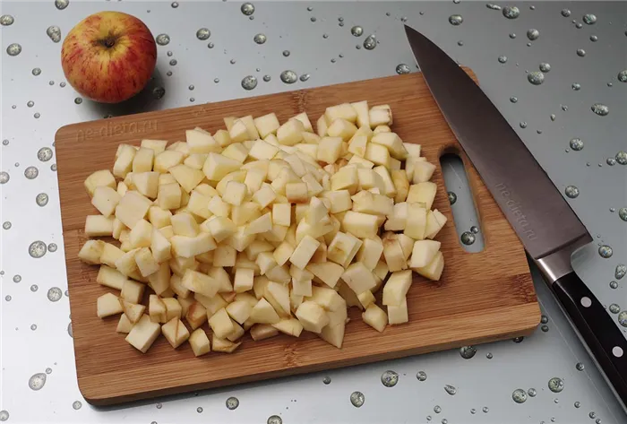 Яблоки порезать мелкими кубиками