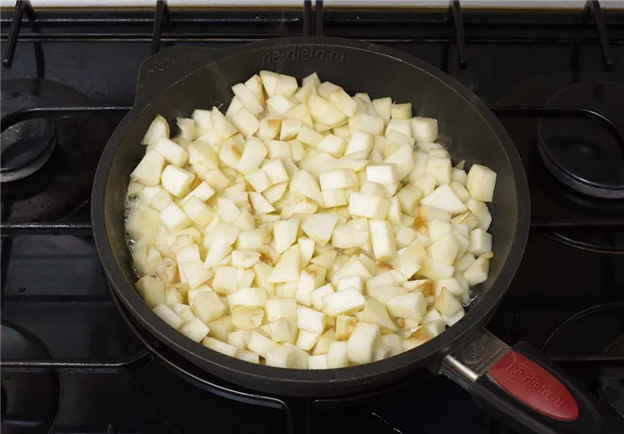 Выложить яблоки на сковороду и полить соком половины лимона