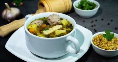 Суп с мясными фрикадельками и клецками