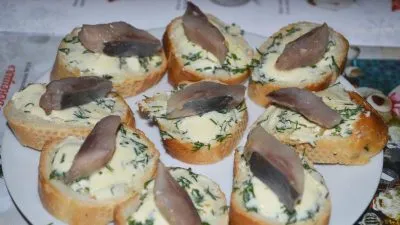 Бутерброды с сельдью и плавленым сыром на багете
