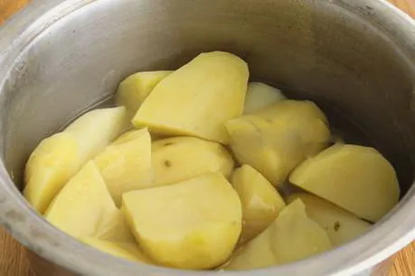 Чебуреки с картошкой, жареные на сковороде