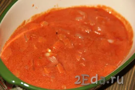 В жаропрочную форму влить половину томатно-сметанного соуса.