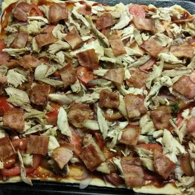 Фото рецепта - Пицца барбекю с курицей, беконом и шампиньонами - шаг 7